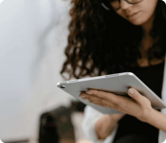 Professionnelle consultant une tablette